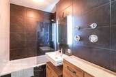 Badezimmer mit Badewanne - 