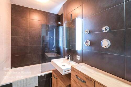 Badezimmer mit Badewanne - 