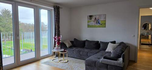 Wohnzimmer mit Balkon - 