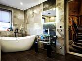 Badezimmer Erdgeschoss mit Dusche und freistehender Badewanne - 