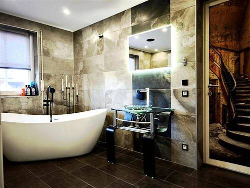 Badezimmer Erdgeschoss mit Dusche und freistehender Badewanne - 