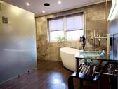 Badezimmer Erdgeschoss mit Dusche und freistehender Badewanne - 