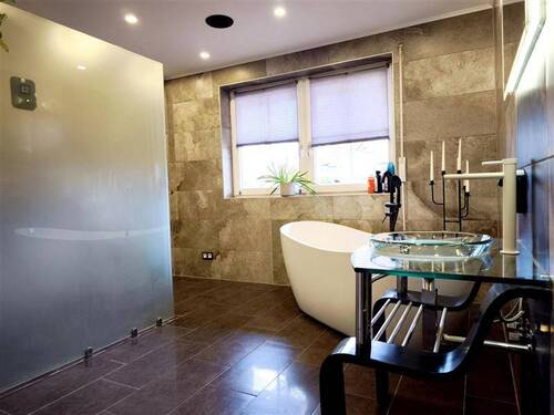 Badezimmer Erdgeschoss mit Dusche und freistehender Badewanne - 
