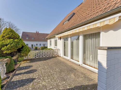 Großzügige Terrasse mit direktem Zugang vom Wohn- und Essbereich - 