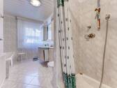 Tageslichtbad mit Badewanne, Dusche, Waschtisch und WC - 