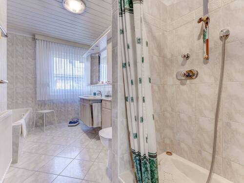 Tageslichtbad mit Badewanne, Dusche, Waschtisch und WC - 