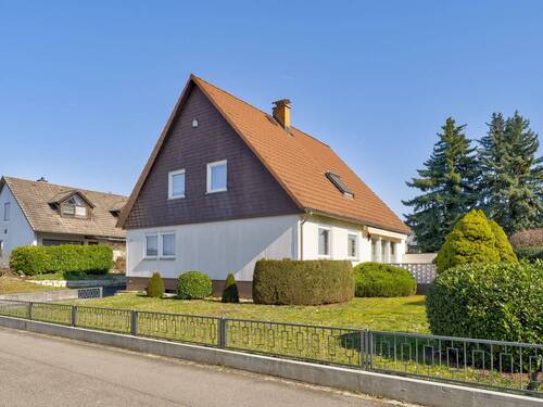 Außenansicht des Einfamilienhauses mit sonnigem Vorgarten - Großzügiges Einfamilienhaus mit ELW & schön angelegtem Garten