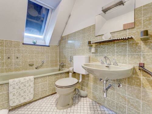 ELW Badezimmer mit Badewanne, Waschbecken und Tageslichtfenster - 