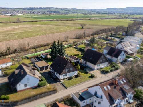 Ruhige Wohnlage mit freiem Blick ins Grüne und weitläufiger Umgebung - Einfamilienhaus mit 190,00 m&sup2; in Efringen-Kirchen zum Kaufen
