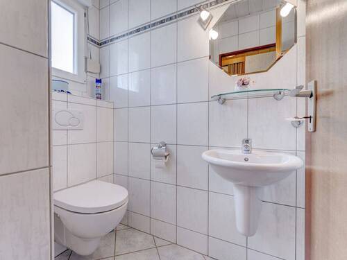 Gäste-WC im Erdgeschoss mit Tageslicht - 
