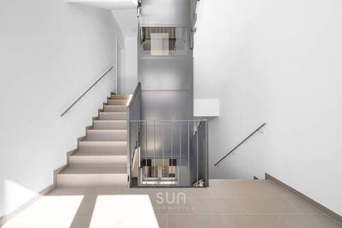 Treppenhaus / Aufzug - 