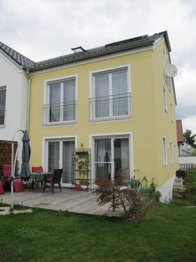 Südseite mit Terrasse - Attraktives Reihenendhaus in Ingolstadt-Gerolfing zu vermieten