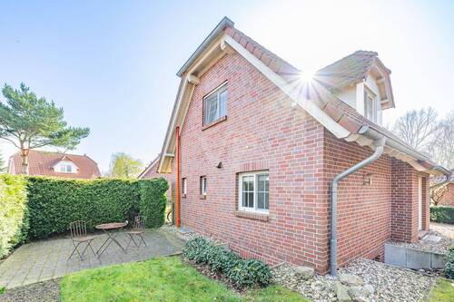 Seitenansicht und Terrasse - 