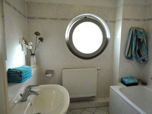 Bad mit Wanne - 3 Zimmer Etagenwohnung zum Kaufen in Karben