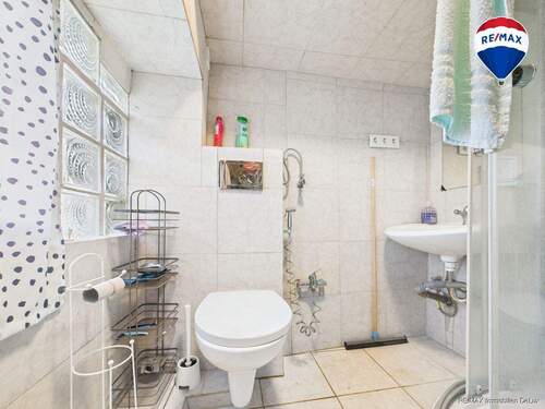 REMAX Immobilien DeLux Einfamilienhaus Badezimmer Schmelz Mark Borowicz - 