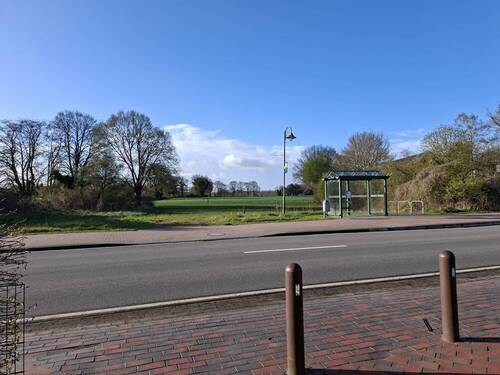 Bushaltestelle gegenüber - 