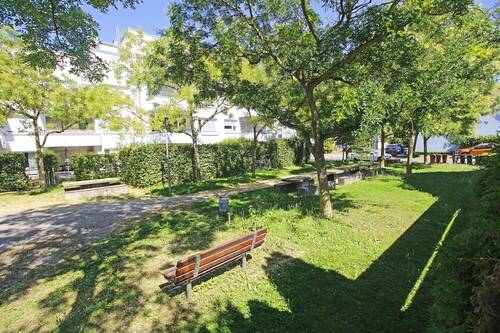 Park mit Sitzmöglichkeiten - 