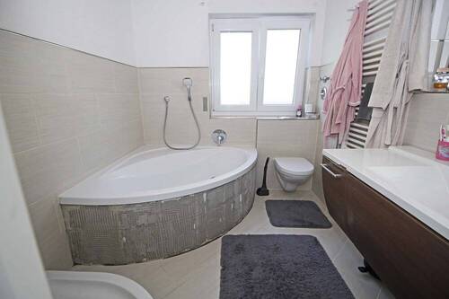 TL-Bad mit Eckbadewanne - 