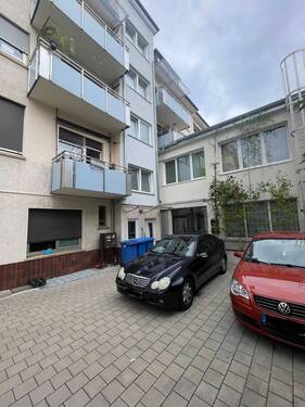 Hausansicht und Stellplätze - 