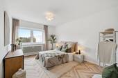 Schlafzimmer - Renoviert und bezugsbereit 3-Zimmer-Wohnung mit Balkon am Heidbergsee