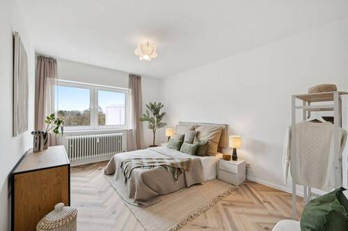 Schlafzimmer - Renoviert und bezugsbereit 3-Zimmer-Wohnung mit Balkon am Heidbergsee