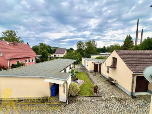 Blick vom Haus in den Hofbereich (O) - 