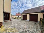 Nebengebäude (Grenzbebauung) mit Garagen - 