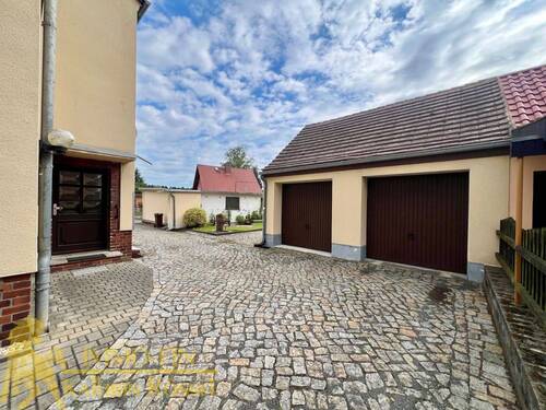 Nebengebäude (Grenzbebauung) mit Garagen - 
