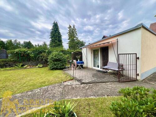 Zum Sommerzimmer umgebaute Garage (O) - 