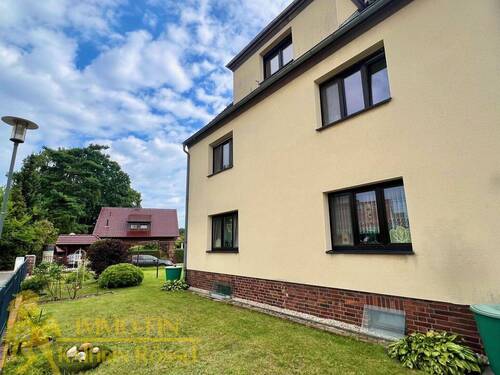 Westansicht - Vorgarten - Mehrgenerationenhaus am Stadtrand mit 6 Garagen, Carport und Garten