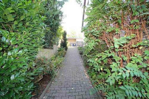 seitlicher Zugang zum Gartenbereich - 