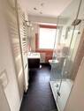 Tageslichtbad - Nur wenige Stufen in Ihr neues Zuhause - gut aufgeteilte 3-Zimmer-EG-Wohnung mit Balkon!