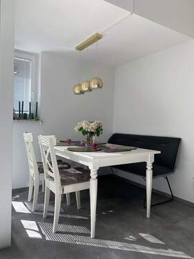 Essplatz.jpg - Stilvolle, möblierte 2-Zimmer-Wohnung mit Balkon – Wohnen oder Investieren