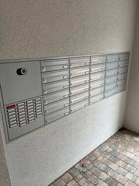 Klingel- und Briefkastenanlage - Etagenwohnung mit 90,90 m&sup2; in Baden-Baden zur Miete