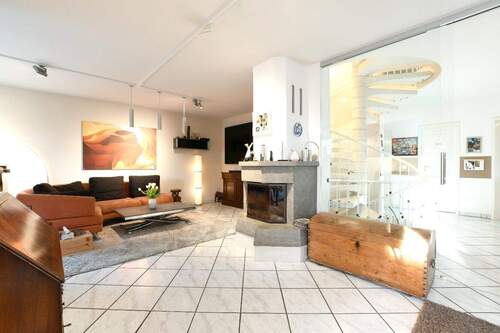 Impression Wohnbereich mit Kaminofen - Einfamilienhaus mit 234,00 m&sup2; in Puchheim zum Kaufen