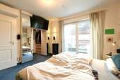 Schlafzimmer mit Ankleide - 