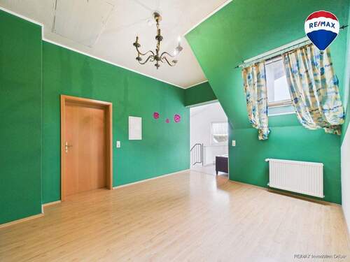 RE/MAX Immobilien DeLux Zweifamilienhaus Lebach - Steinbach Flur - 