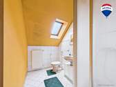 RE/MAX Immobilien DeLux Zweifamilienhaus Lebach - Steinbach Badezimmer - 