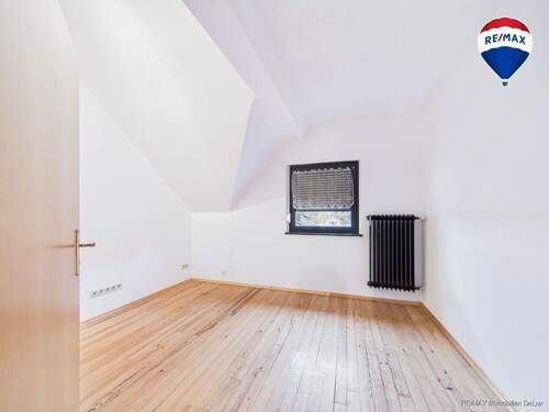 RE/MAX Immobilien DeLux Zweifamilienhaus Lebach - Steinbach Schlafzimmer - 