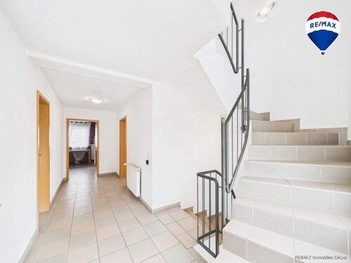 RE/MAX Immobilien DeLux Zweifamilienhaus Lebach - Steinbach Flur - 