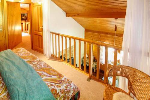 Schlafzimmer mit offener Galerie - 