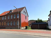 Ansicht von der Straße - großes Einfamilienhaus - mit gepflegten Grundstück