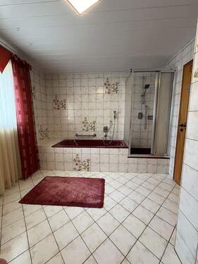 Dusche und Badewanne - 