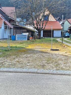 Bauzaun auf dem Grundstück - 