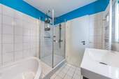 … mit separater Dusche. - 