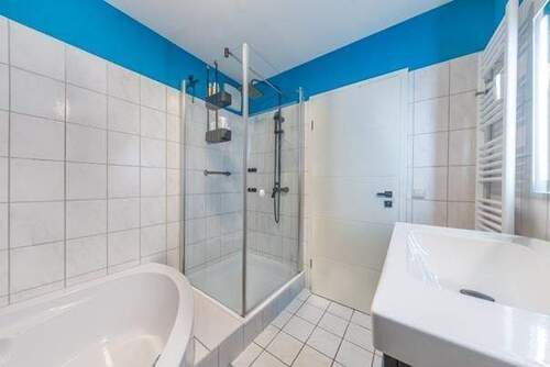 … mit separater Dusche. - 