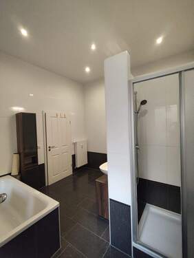 Bad zweite Ansicht. - Wohnen im grünen helle schöne 2-R.-Wohnung ca.70m2 im 1.OG zu vermieten .