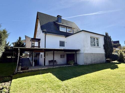 Rückansicht mit überdachtem Durchgang - 