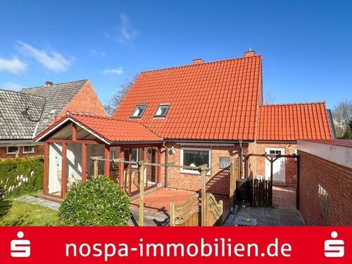 Hausansicht - Ein Ort zum Ankommen, Verändern und Bleiben - Solides Siedlungshaus mit gewachsenem Garten