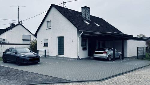 Vorderansicht - Umfangreich saniertes 2-FH mit Baugenehmigung für 3. Einheit sowie Baupotenzial in zweiter Reihe